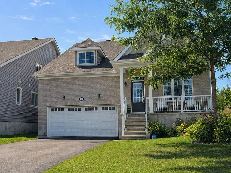 3230 Harvester Cres — Photo 1