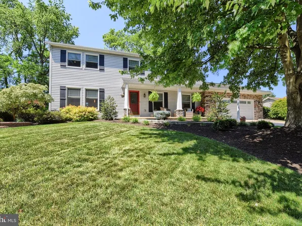 831 Ridgewood Dr, Mechanicsburg, PA 17050