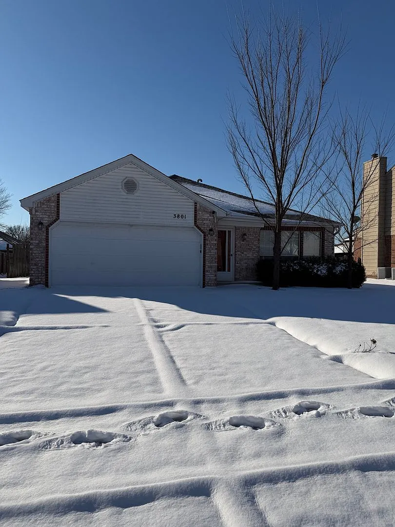 This charming single story 3 bedroom, 2 bath home with the convenience and an unbeatable location. — Photo 1