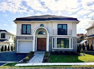 7 Greenway Ter, Great Neck, NY 11024