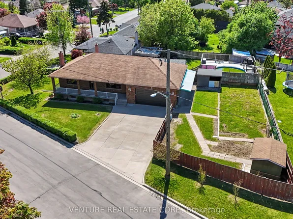 2 Redfern Ave, Toronto, ON M3M 1L3