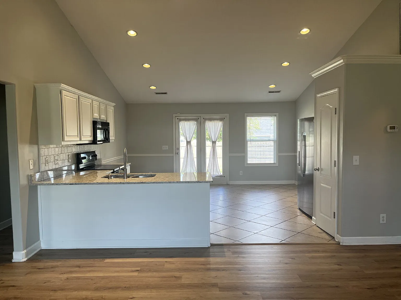 3 bed, 2.0 bath, 1548 sqft, $2,100 — Photo 3