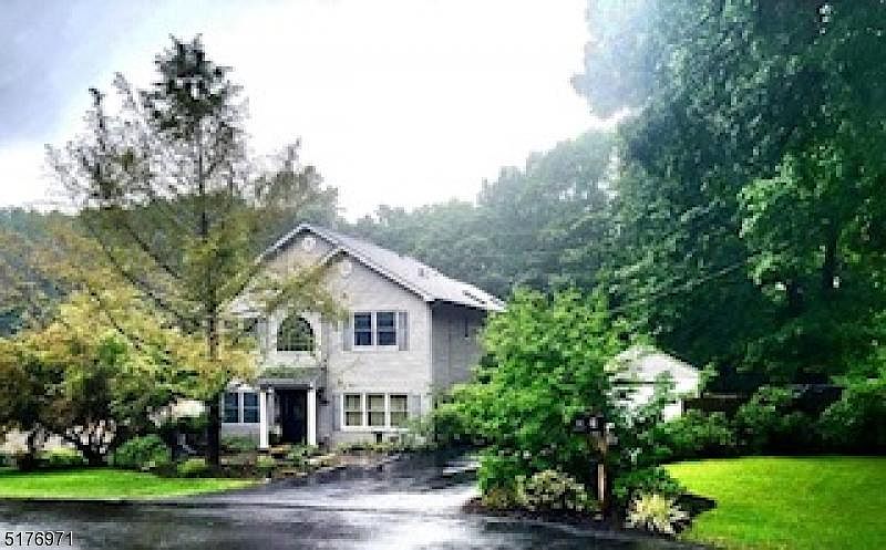 1st image of 21 Eisenhower Dr