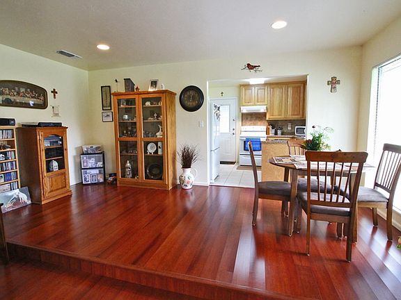 3rd image of 306 Northwest Dr