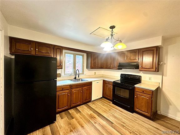 3rd image of 2104 Walnut Ave