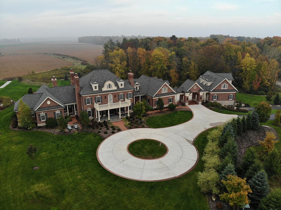 2nd image of 724 Woodridge Dr