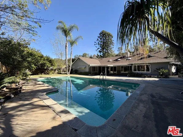 3957 Woodfield Dr, Sherman Oaks, CA 91403