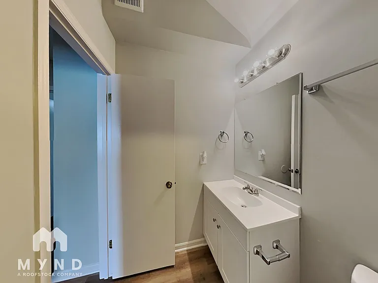 947 Mainstreet Lake Dr — Photo 18