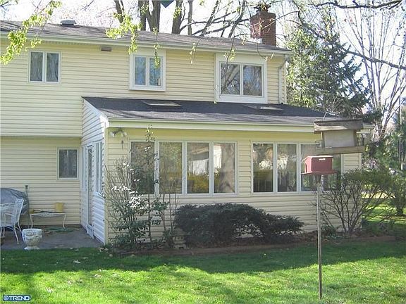 4th image of 10 Meadowview Dr