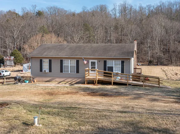 940 Ridgeway Dr, Troutville, VA 24175