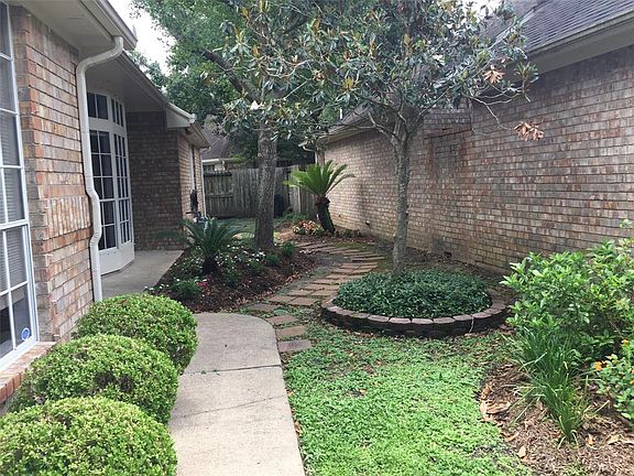 Manicured Side Yard in Bloom