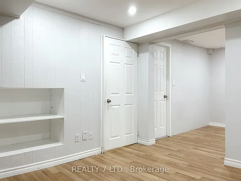551 Hayward Cres #3 — Photo 12