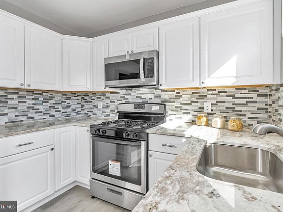 5th image of 15 Gershwin Cir