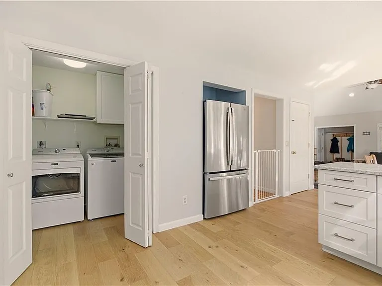 141 Laurel Ridge Ln — Photo 18