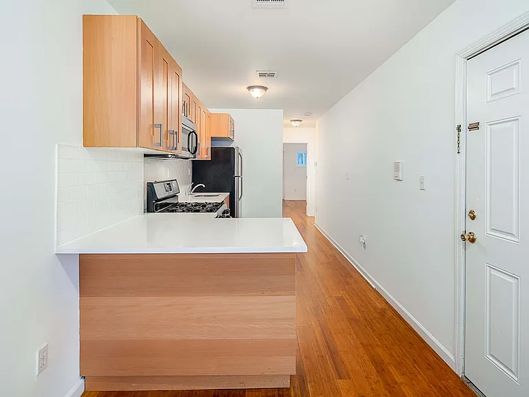 36 Bowers St #3L — Photo 4