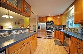 3rd image of 35251 Edythe Dr