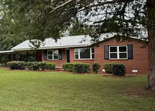 3 bed, 979 sqft, $1,300 — Photo 1