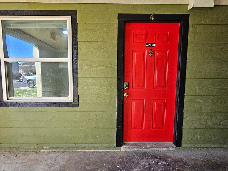 2420 Louise St — Photo 3