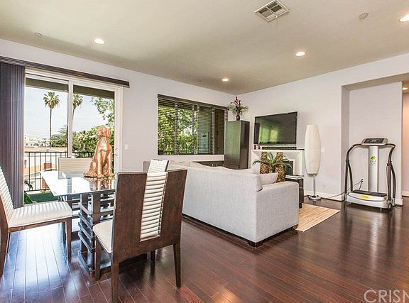 3rd image of 4820 Bellflower Ave #303