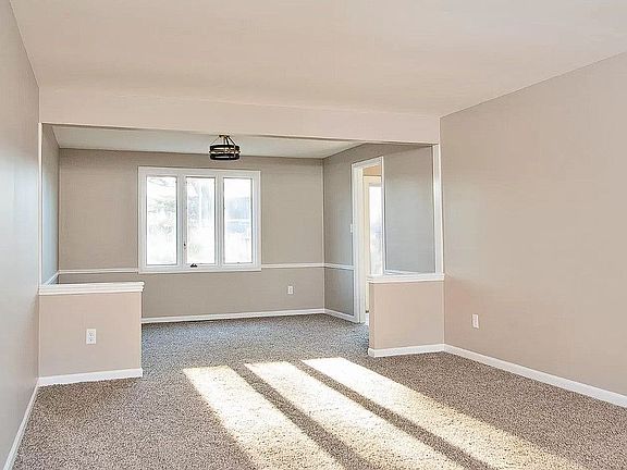 3rd image of 4627 Oak Creek Dr