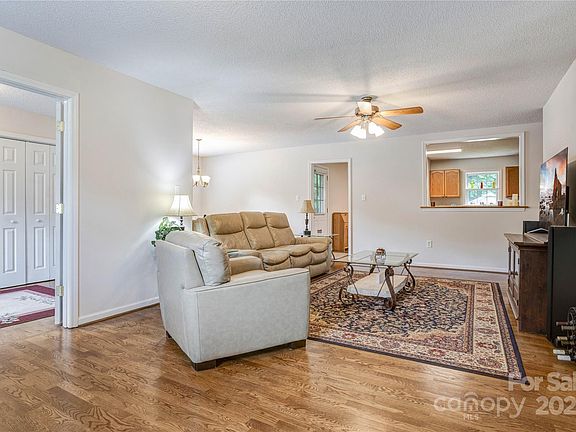 5th image of 3125 Leonard Dr
