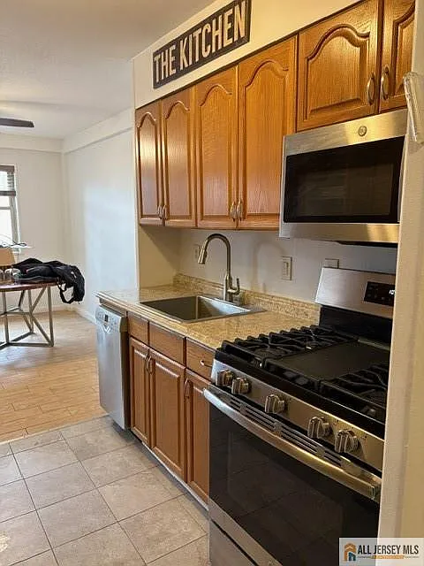 Building Photo - 123 S Adelaide Ave #1C