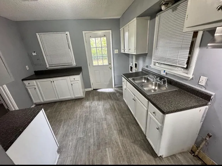 3285 Ashland St — Photo 2