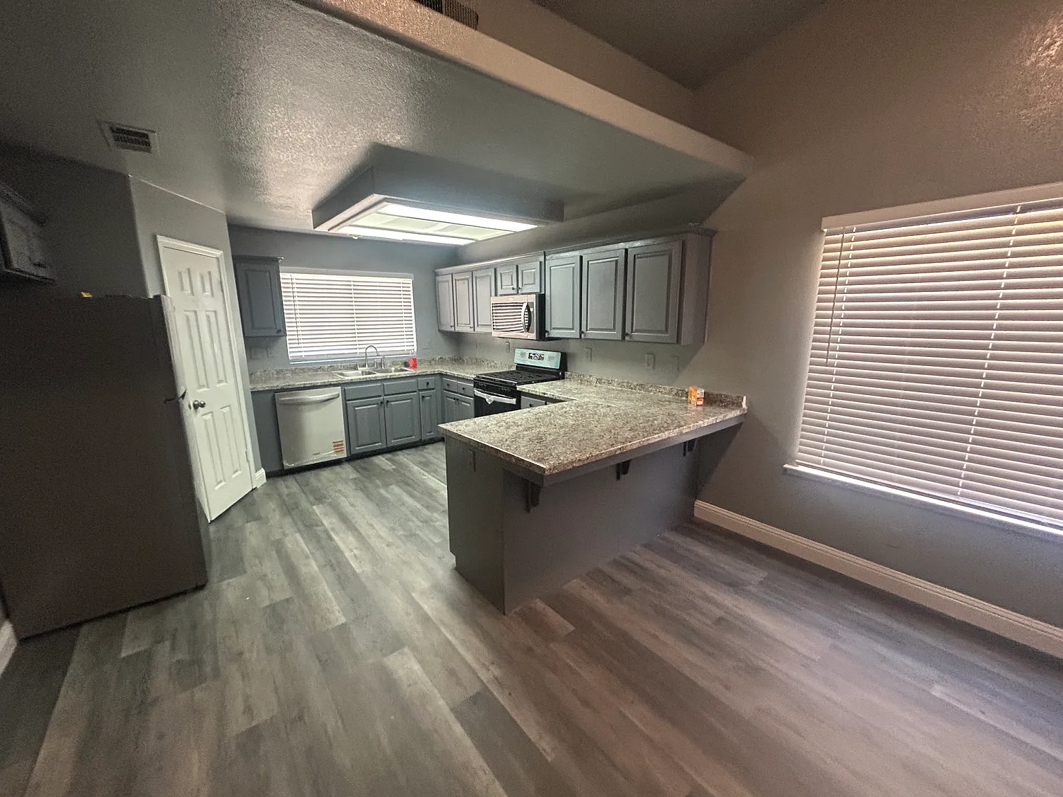 4 bed, 2.0 bath, 1997 sqft, $2,500 — Photo 3