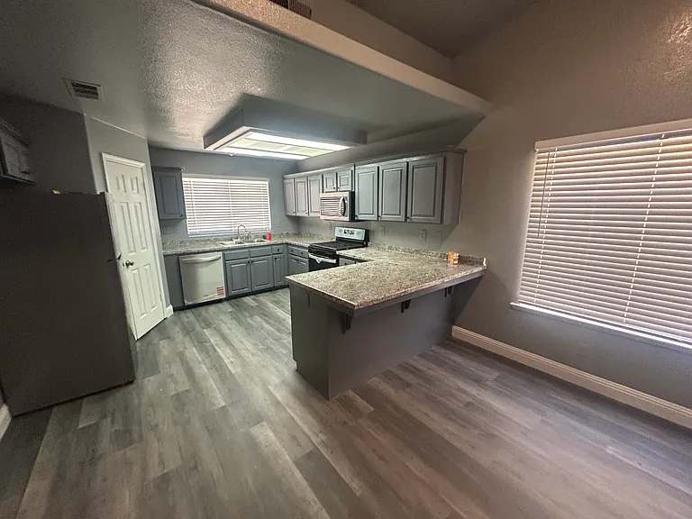 2418 E Portland Ave — Photo 3