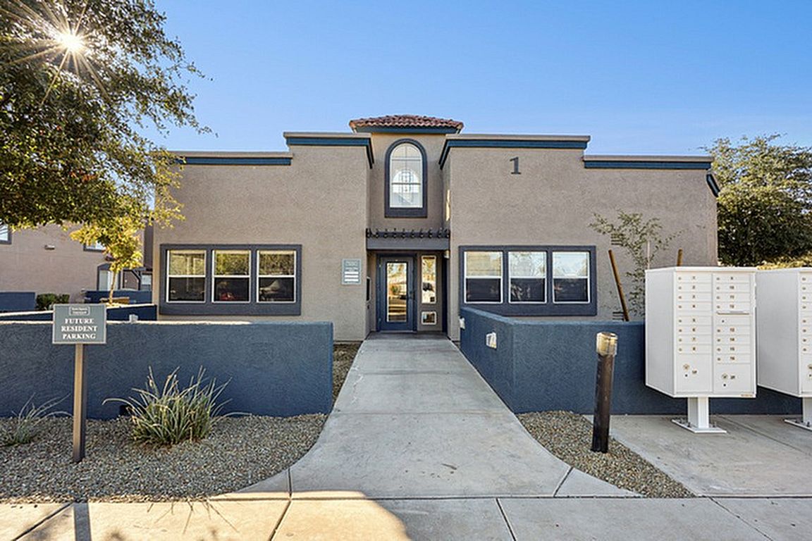 Town Square Courtyard Exterior (3)