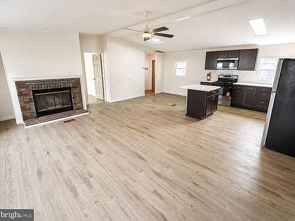 3rd image of 434 Country Ln