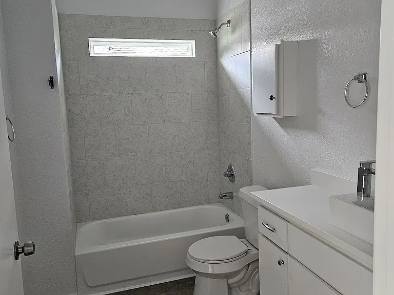 221 San Angelo St #A — Photo 5