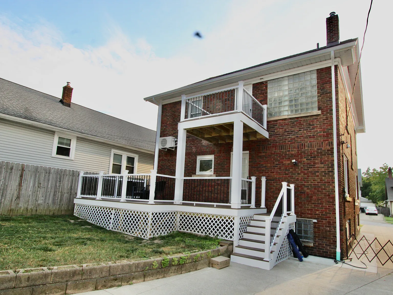 1659 Chesterland Ave — Photo 2
