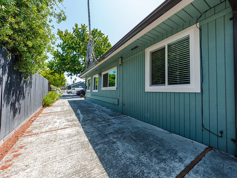 1808 Roosevelt Ave — Photo 12