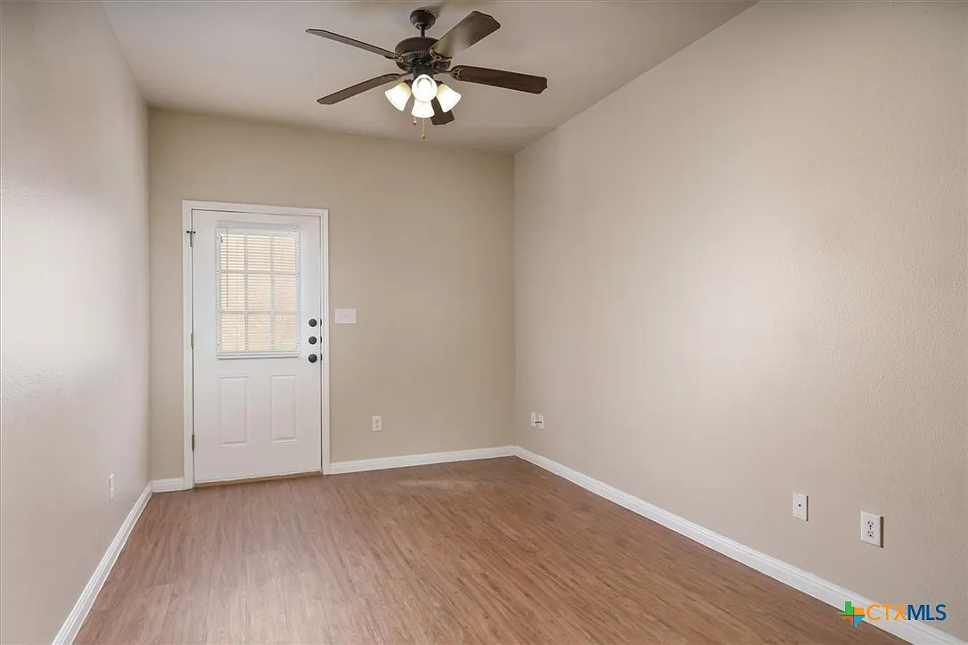 3 bed, 2.0 bath, 9656 sqft, $1,450 — Photo 4