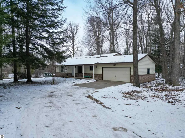8475 Chippewa Trl, Mount Pleasant, MI 48858