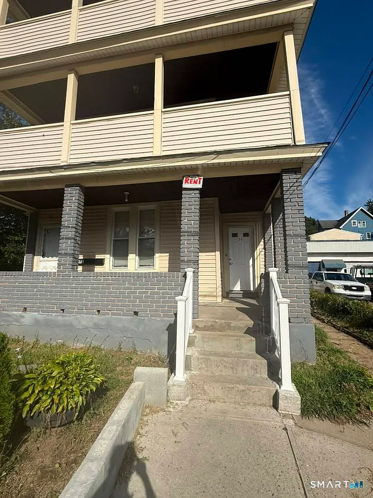 3 bed, 1.0 bath, 3199 sqft, $2,000 — Photo 1