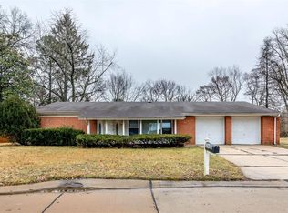 11400 Surf Side Dr, Saint Louis, MO 63138