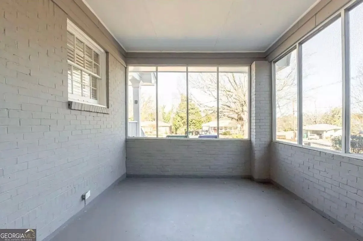 3 bed, 1.5 bath, $2,200 — Photo 2