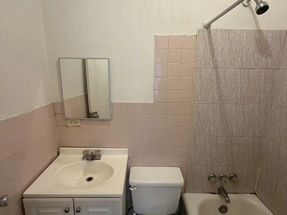 5th image of 485 Howard Ave #3