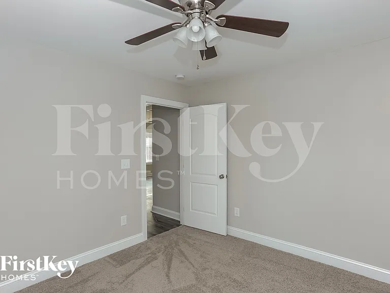 118 Akron Ave — Photo 10