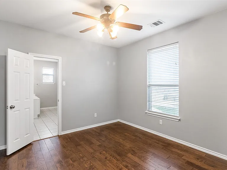 504 Connemara Ct — Photo 30