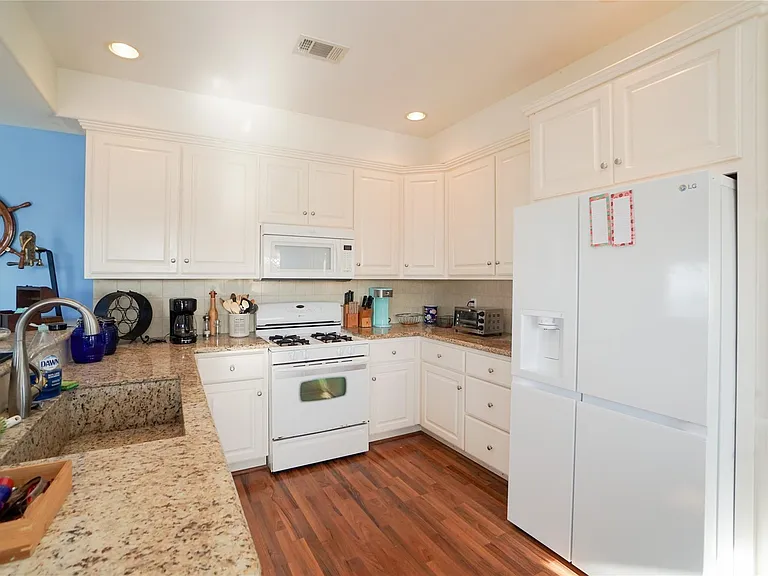 16619 Bayfront Dr — Photo 17