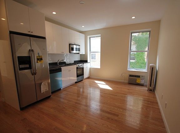 4th image of 247 Wadsworth Ave APT 3B