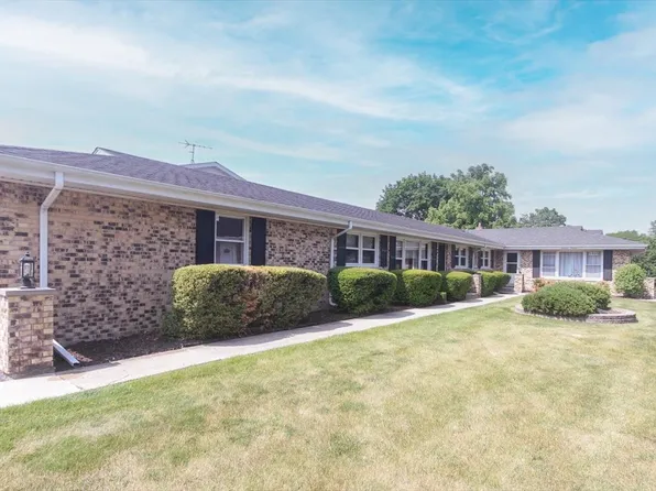 1402 S Linneman Rd, Mount Prospect, IL 60056