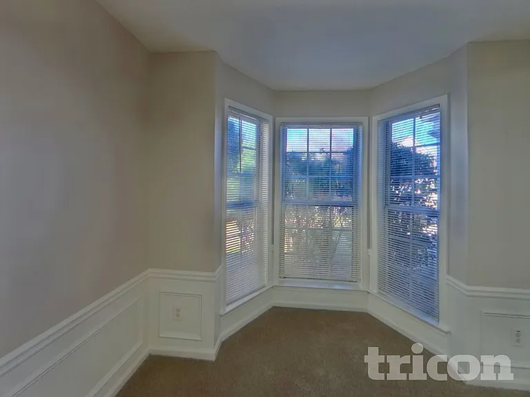 325 Cadeleigh Ct — Photo 3
