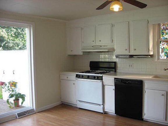 Kitchen w/corian counters