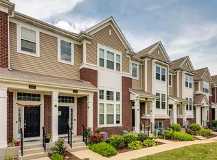 893 Lewisburg Ln, Aurora, IL 60504