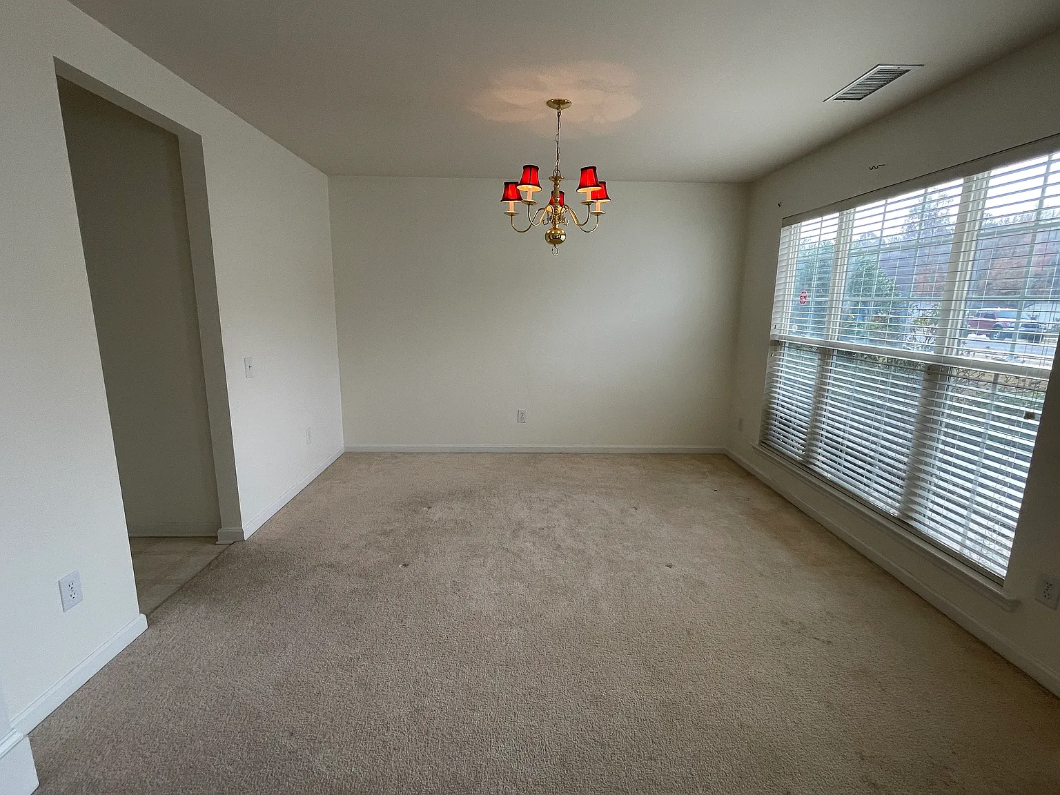 4 bed, 1947 sqft, $2,200 — Photo 3
