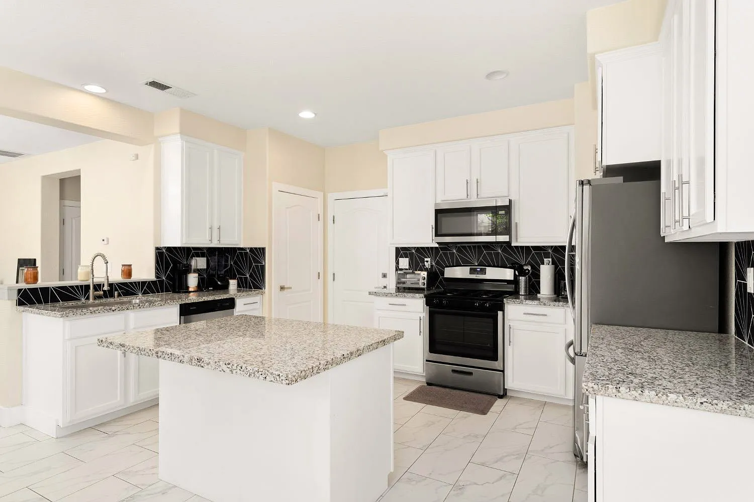 4 bed, 2.0 bath, 2800 sqft, $1,105 — Photo 3
